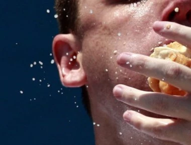 Τι συμβαίνει όταν τρώτε γρήγορα και τι όταν τρώτε αργά;